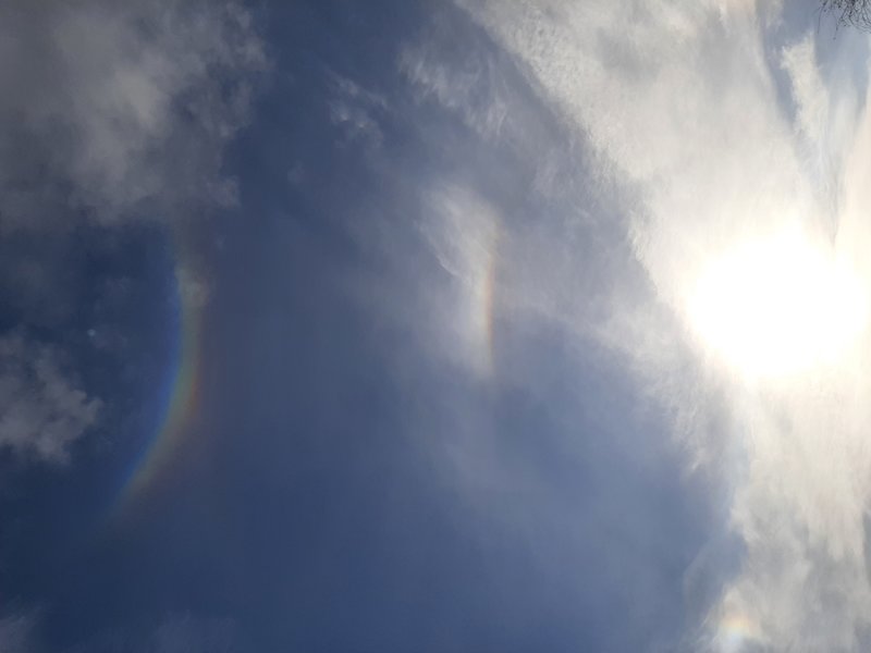 Circumzenithal arc (överst) med antydan till Supralateral arc.  I mitten Upper tangent arc.