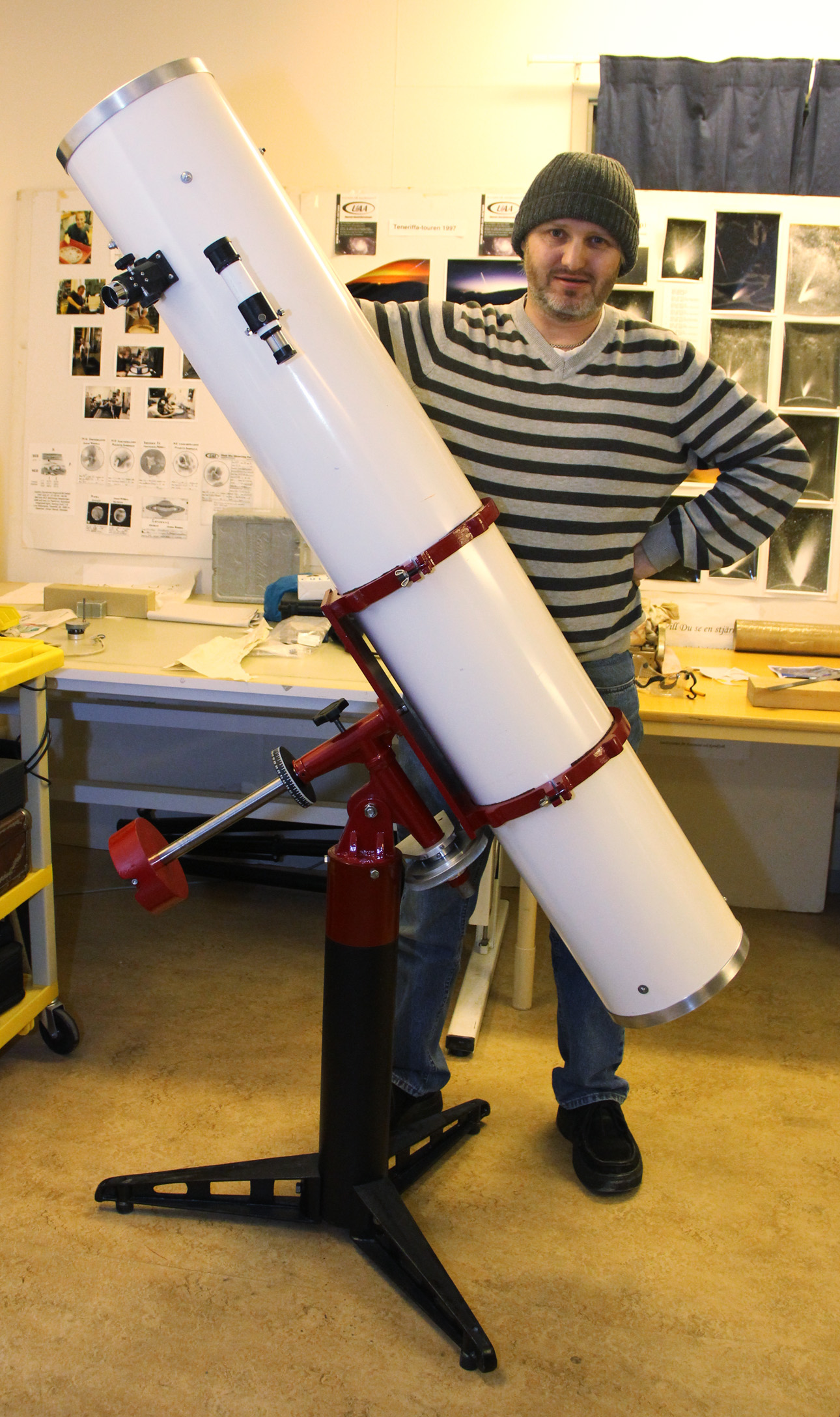 Figuren bakom teleskopet är Mats Johansson som hjälpt till att renovera tillsammans med Patrik Holmström och undertecknad.