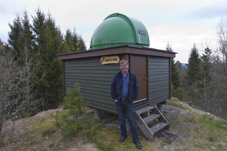Hans Almgren poserar framför sitt observatorium.